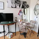 Πανσιόν La Corte & Breakfast *